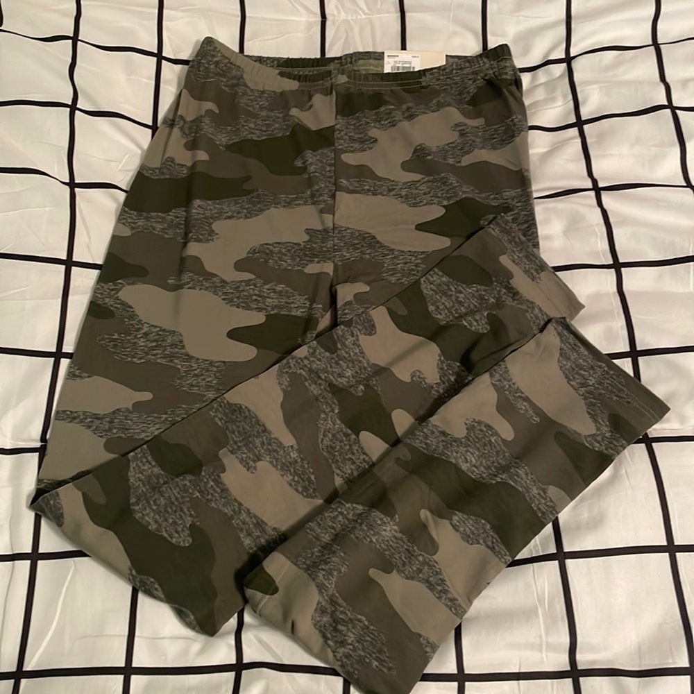 Women’s camo print leggings size small NWT